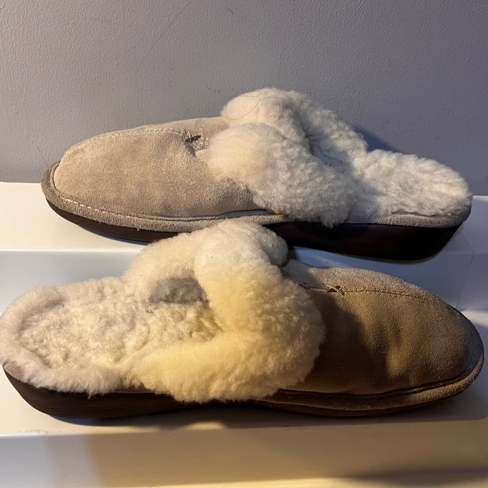 NUKNUUK Womans Soft Gray Slippers Built for comforts/ Sheepskin/Leather!!